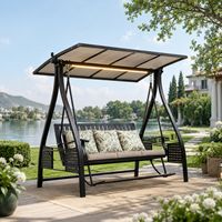 Fauteuil balançoire d'extérieur moderne FLD5019 avec repose-pieds, toit en PC à LED solaires, canapé balançoire en aluminium 3 places avec coussin pour hôtel et complexe hôtelier
