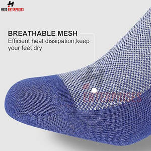 Vente en gros de chaussettes courtes en coton Chaussettes courtes de qualité supérieure avec logo personnalisé imprimé et mode Chaussettes courtes à coupe basse pour hommes - Product Image 3