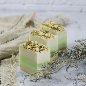 Savons Artisanaux Véganes Biologiques - Marque Privée 100g avec Vitamine E et Base de Savon au Lait de Chèvre et Papaye - Product Image 6