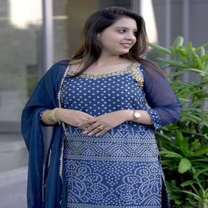 VASTRA COTTAGE Ensemble Kurti et Pantalon Brodé Élégant pour Femme, Tenue de Fête avec Palazzo et Dupatta Assortis - Product Image 2