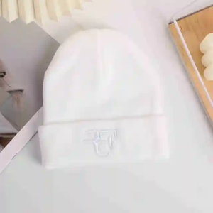 Offre Spéciale 100% acrylique hiver crâne tricoté chapeau extérieur bonnet à revers avec broderie et motifs imprimés élégant pour le voyage - Product Image 4