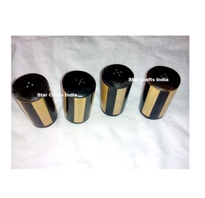 Salières et poivrières en corne naturelle au design personnalisé, avec insert tamiseur en carton et couvercle en papier, pour herbes et épices, provenance Inde - Product Image 1