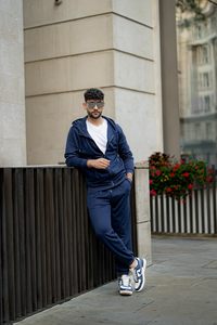 Conjunto Deportivo Personalizado de Dos Piezas para Hombre, Sudadera con Capucha y Pantalones Jogger de Felpa de Algodón Cepillado de 450 g/m², Color Granate Oscuro, Bordado Premium - Product Image 2