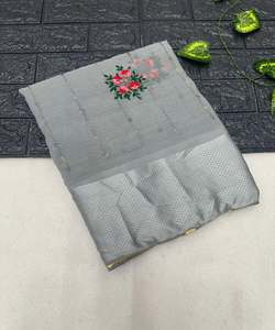 Colección de Sari de seda de Bollywood con bordado intrincado, perfecta para ocasiones especiales y fiestas nocturnas - Product Image 3