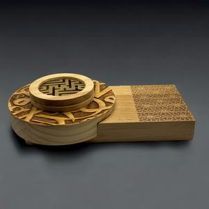 Moderno Quemador de Incienso de Madera Artesanal con Caligrafía Árabe, Bandeja con Diseño Geométrico de Rejilla, Placa Ovalada Grabada en Base Rectangular - Product Image 1