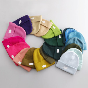 Bonnet d'hiver brodé personnalisé en gros Jacquard tricoté doux et chaud de toutes les couleurs pour les affaires de plage ou les voyages - Product Image 2