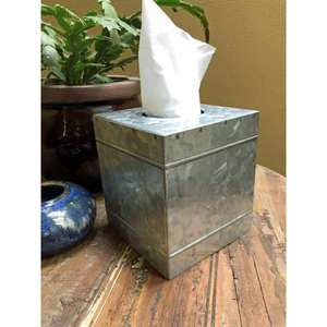 Porte-mouchoirs en métal galvanisé de finition antique pour décor de ferme rustique et construit pour être un accessoire élégant dans n'importe quelle pièce - Product Image 1