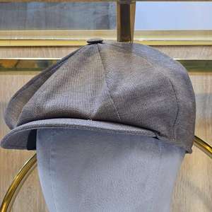 C'est une casquette de boulanger en laine vierge et en lin de Cappellificio Biellese à motif à carreaux bleus. - Product Image 3