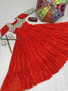 Nouveau tissu Faux Georgette de Collection de robe de créateur avec travail Gamthi et travail de dentelle Kodi pour les femmes vêtements de Festival - Product Image 6