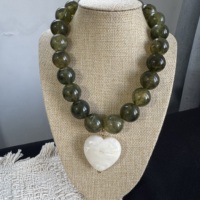 Collier de perles colorées surdimensionnées en pierre naturelle, avec pendentif cœur en ambre réglable, bijoux mignons pour boutiques