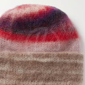 Bonnet en mohair fabriqué à la main avec une finition chaude et un confort extensible pour l'hiver Chapeau en mohair doux avec une coupe ajustée - Product Image 3