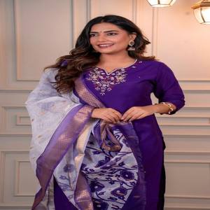 Conjunto Premium de Kurti, Pantalón y Dupatta de Seda Romana con Dupatta de Jacquard de Seda Lichi Pesada, Hermoso Trabajo a Mano, Conjunto de Kurta de 3 Piezas - Product Image 3