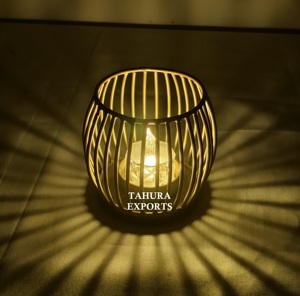 Tendance 2026 : Porte-bougie unique en forme de cage ouverte en métal vieilli, apportant caractère et éclairage doux, look luxueux et élégant - Product Image 6