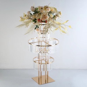 Grande décoration de table suspendue en métal doré et cristal, centre de table moderne pour mariage avec support à fleurs et bougeoirs - Product Image 5