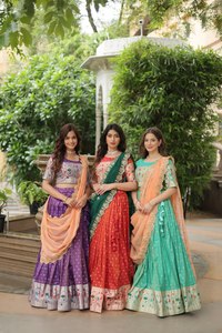 Ropa de fiesta para mujer de alta calidad Jacquard Lehenga Choli con Dupatta bordada de seda rusa disponible para la venta desde India - Product Image 6