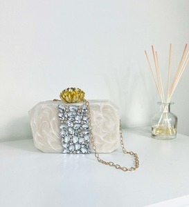 Elegante bolso de mano de resina hecho a mano con perla y correa de cadena de la India para bodas nupciales y fiestas nocturnas - Product Image 5