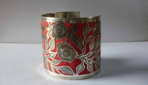 Manchette en laiton de couleur personnalisée de style traditionnel moderne et religieux en cuivre antique fait main avec motif floral - Product Image 2