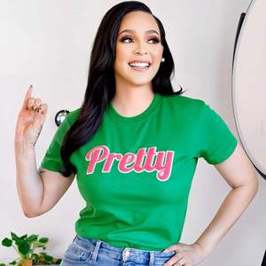 Camiseta gráfica 'APretty' para mujer Cuello redondo verde brillante con texto rosa - Product Image 1