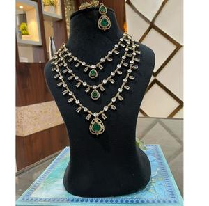 Conjunto de Collar de Tres Capas con Baño de Oro y Diseño de Alta Calidad con Pendientes para Bodas, Colección para Mujer - Product Image 1