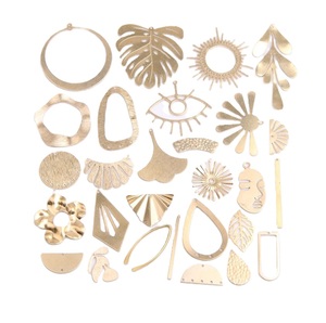 Pendientes de latón indios étnicos con detalles hechos a mano Pendientes de latón llamativos de moda con acabado dorado Aceptar diseño personalizado - Product Image 2