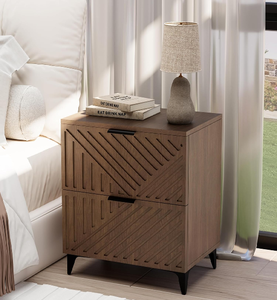 Diseño atemporal, esta mesita de noche clásica de madera añade calidez y sofisticación a cualquier espacio. Disponible a precios mayoristas - Product Image 2