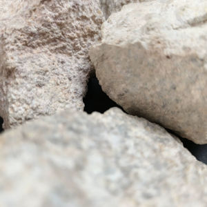 La pirofilita de alta pureza mejora la calidad superficial del caucho calandrado, minimizando los defectos para un acabado mejor. - Product Image 1