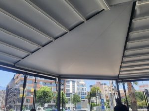Pérgola Moderna de Aluminio WISE COMPANY con Revestimiento de Polvo Negro, Techo Retráctil con Persianas, Ecológica, Impermeable, para Exteriores y Jardín - Product Image 4