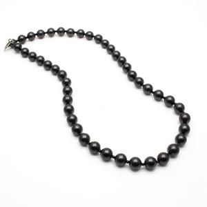 Collar de Shungita con 48 cuentas redondas pulidas de 0.35 pulgadas (9 mm) con cuentas negras tipo semilla y cierre de cadena, longitud del collar 20 pulgadas. - Product Image 3