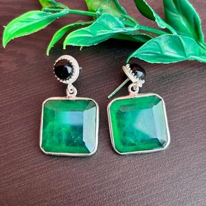 Boucles d'oreilles goutte émeraude verte de luxe 925 fabricant de bijoux en argent boucles d'oreilles émeraude fabriquées à la main - Product Image 1