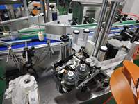 Machine d'étiquetage automatique pour onigiri triangulaire, boule de riz, sushi, applicateur d'étiquettes autocollantes industrielles pour l'emballage alimentaire