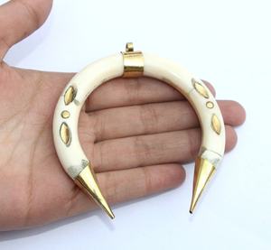 Pendentif plat en forme de cornes de tusk blanches, style vintage, avec breloques en pierres précieuses électro-plaquées, taille personnalisable, en provenance d'Inde - Product Image 4