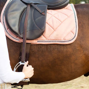 Tapis de selle respirant pour cheval avec tissu anti-humidité, forme profilée, ajustement confortable - Product Image 4