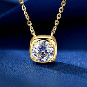 Collier pendentif solitaire pour femme en argent 925 avec moissanite taille brillant à double griffe carrée de 6,5 mm, 1,00 carat - Product Image 3