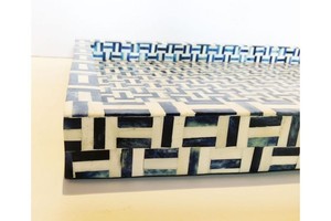 Bandeja de madera para servir con asas de metal disponible con un conjunto de cuencos estampados de esmalte perfecto para servir y decorar el hogar - Product Image 2