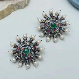 Boucles d'oreilles géométriques Vedyaa de haute qualité pour femmes accessoire de mode moderne Design élégant directement du fournisseur indien - Product Image 1