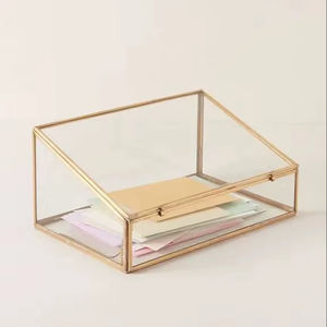 Boîte à bijoux minimaliste en métal et verre, design contemporain élégant, adapté à la décoration intérieure de chambre à coucher moderne - Product Image 1