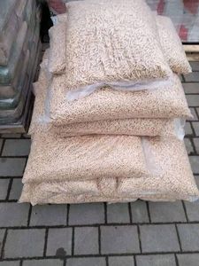 Pellets de madera de pino y haya europea de primera calidad Enplus A1 Briquetas de 6mm de diámetro certificadas en material de roble empaquetado en bolsa. - Product Image 5