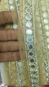 Fabriqué sur mesure avec des rubans brodés à la machine à miroir de différents modèles et de couleur or pour les robes de mariée - Product Image 6