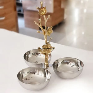 Bol moderne en aluminium de forme ronde, finition blanche et dorée, design fabuleux, feuilles de fleurs dorées et blanches - Product Image 3