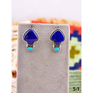 Pendientes de botón estilo Suroeste con lapislázuli y turquesa Kingman, hechos a mano con plata de ley y engaste de bisel por Post Spade - Product Image 2