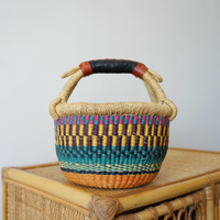 Panier bolga africain écologique fait à la main avec poignée en cuir pour une organisation élégante de la maison et des sorties de marché