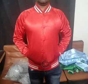 Veste bomber en satin personnalisée avec logo en gros, vêtements d'extérieur décontractés, style veste de baseball, vêtements de sport et de rue, veste de baseball - Product Image 4