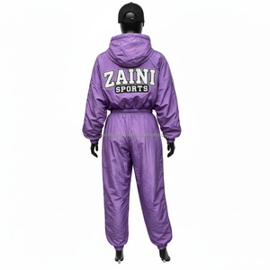 Conjunto de cortavientos para mujer Premium 180GSM tela de nailon brillante Color púrpura diamantes de imitación logotipo personalizado bordado cortavientos de talla grande - Product Image 2