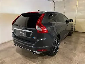 2015 T6 XC60 Volvo R-Design แพลทินัม SUV AWD 8L เครื่องยนต์เทอร์โบ5-Seater หนังภายในสีเข้มตัวเลือกเชื้อเพลิงเบนซินแก๊ส