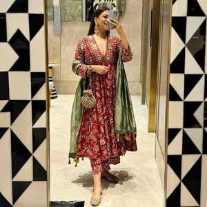 Vestido largo Anarkali rojo y verde estampado de diseñador, vestido de noche listo para usar con mangas largas - Product Image 4