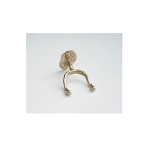 Crochets muraux décoratifs en laiton ornés avec une surface de finition dorée idéale pour les maisons d'époque ou les espaces avec une touche de grandeur - Product Image 2