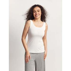 Camiseta sin mangas de punto premium personalizada para mujer, de bambú acanalado - Product Image 2