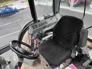 2001 Vaaltra 6650 Hi Tech Tracteur d'origine très propre 3 vannes à bobine Boutons de commande de levage externes 18000 HRS - Product Image 3