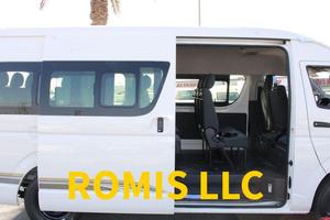 Toyota Hiace Turbo AWD Diesel 2022, Furgone con Sedili in Pelle Scura, Usato per Trasporto Passeggeri - Product Image 4
