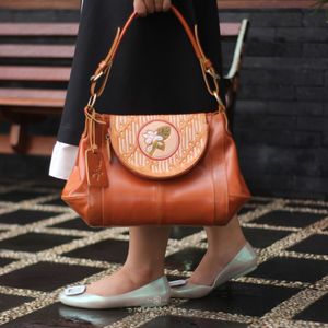 Bolso de hombro de cuero vintage Premium Piel de vaca genuina con toque de batik indonesio y elegante patrón de flor de jazmín - Product Image 5